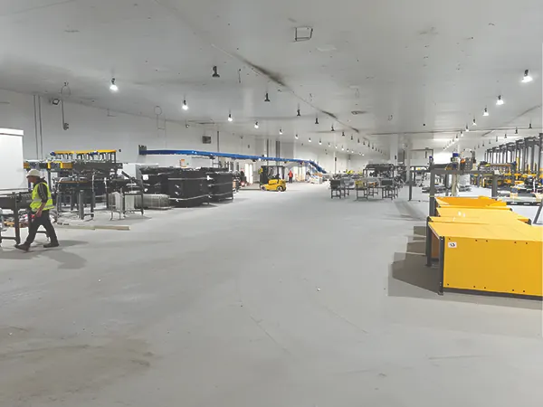 Pavimento industrial de alta resistencia con revestimiento de poliurea en sala de packing de frutas, cumpliendo normas de grado alimentario e inocuidad.