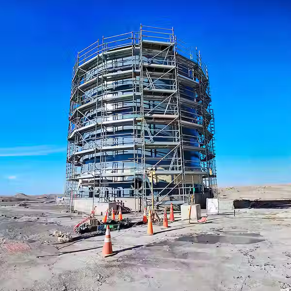 Impermeabilización técnica de grandes estanques metálicos y de hormigón para relaves mineros con poliurea proyectada.