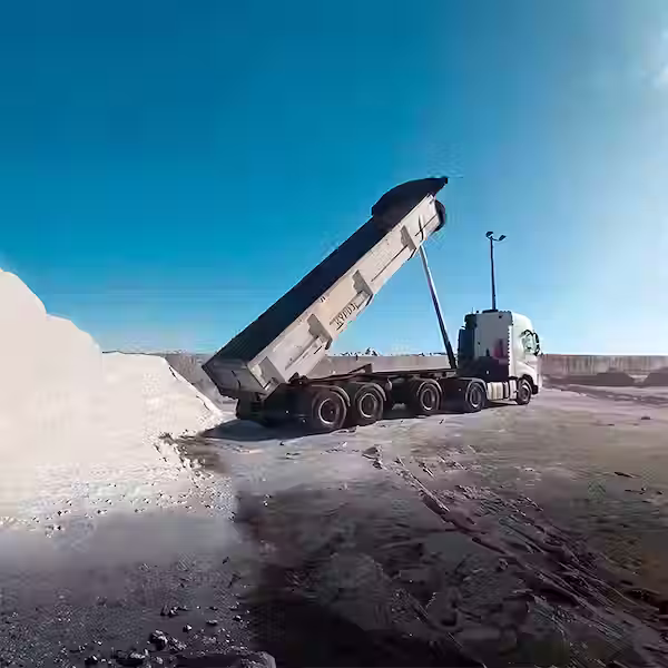 Revestimiento protector de poliurea en tolvas de camiones para transporte de sal y granel.