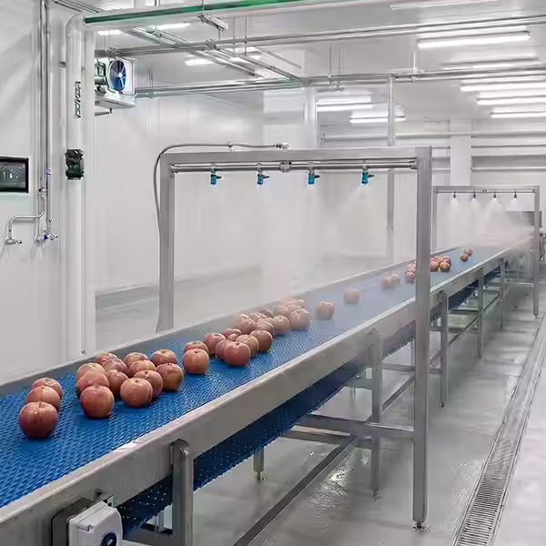 Industrias Vista en perspectiva de una moderna planta de producción y zona de envasado automatizada con pisos continuos pulidos de alta resistencia química y mecánica.